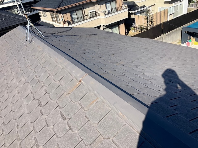 千種区にてスレート屋根の点検ご依頼・屋根塗装NGのスリット入りスレートだったため屋根カバー工事をご提案
